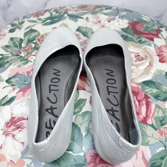 Kenneth Cole REACTION | Slip On By Silver Shimmer Flats | Sz 6.5 - Picture 6 of 13